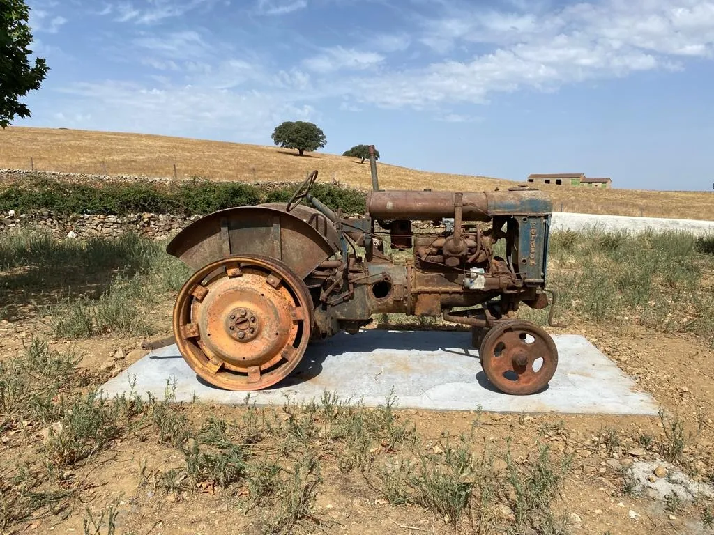 Tractor Fordson expuesto en el parque El Collado