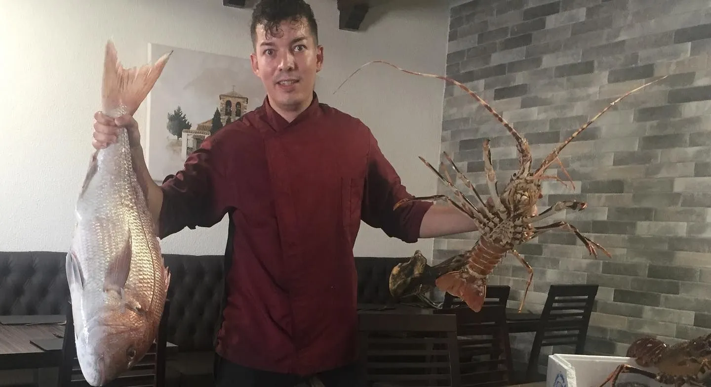 Cristian Ojeda junto a algunos de los productos que ofrece en El Vive