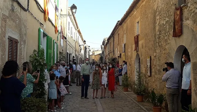 Los Reyes y sus hijas en su llegada a Petra. EP