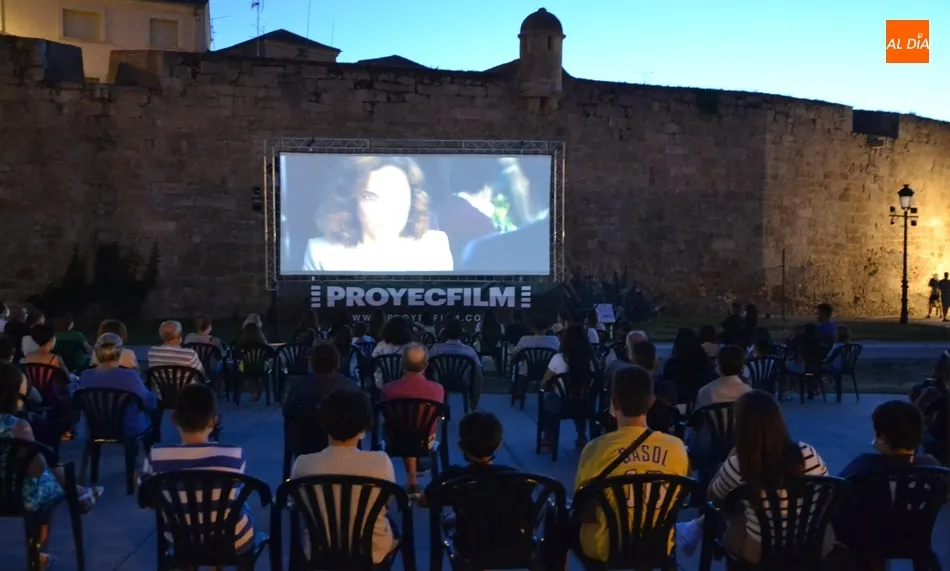 Foto 4 - Velada de risas con el aforo completo en Bolonia de la mano de &lsquo;Padre no hay m&aacute;s que uno&rsquo;  