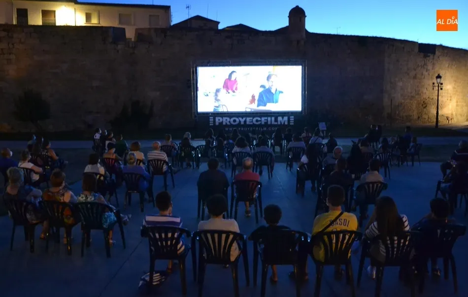 Foto 3 - Velada de risas con el aforo completo en Bolonia de la mano de &lsquo;Padre no hay m&aacute;s que uno&rsquo;  