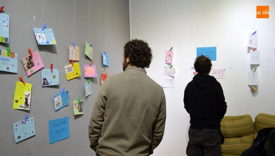 Exposición de postales del concurso Padre Igualitario