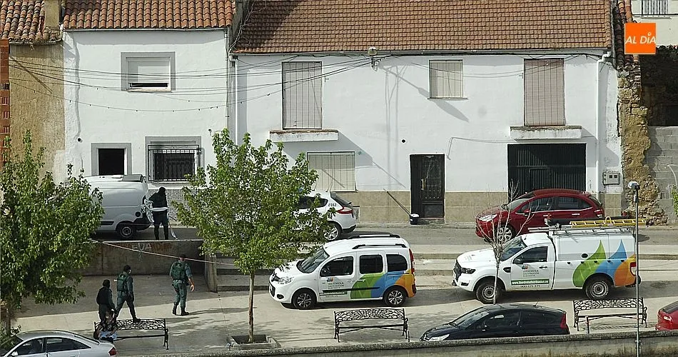 Foto 2 - La Guardia Civil halla una plantaci&oacute;n de marihuana en una redada en el barrio de El Puente  