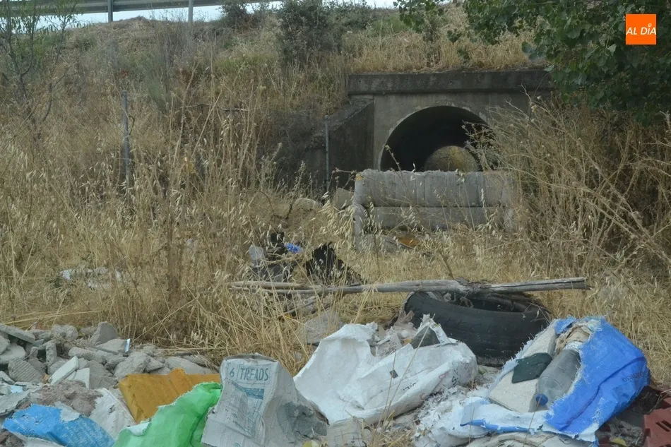 Foto 2 - Comienzan los trabajos de sellado de la escombrera ilegal conformada junto a la N-620  