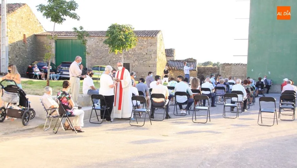 La misa se desarrolló en el frontón de pelota a partir de las 20.00 horas / FÉLIX CARRETO