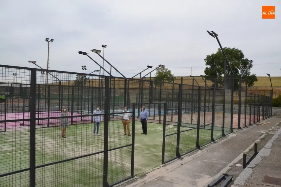 Foto 4 - &Uacute;ltimos retoques en el suelo para dejar listas las pistas de p&aacute;del  