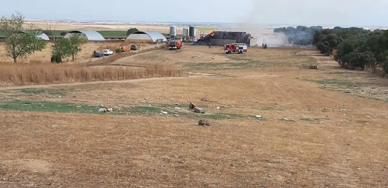 Foto 2 - Declarado un incendio en una pajera de una finca cercana a Valdelosa