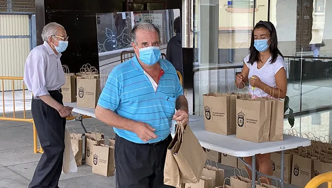 El Ayuntamiento de Guijuelo ha entregado un obsequio para homenajear a sus mayores