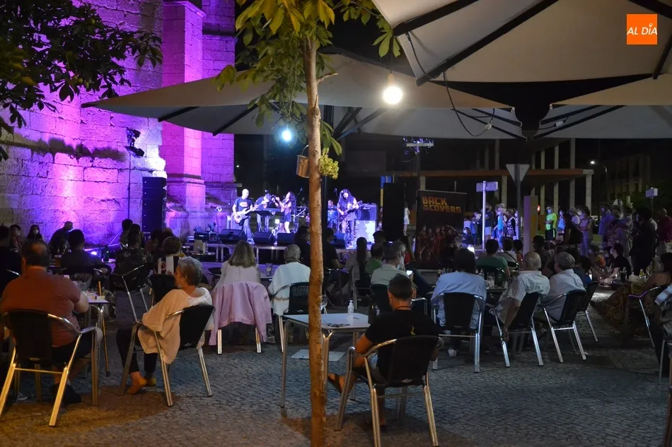 Foto 9 - Gran ambiente en la cita con Back to the Covers a los pies del Convento de San Francisco  