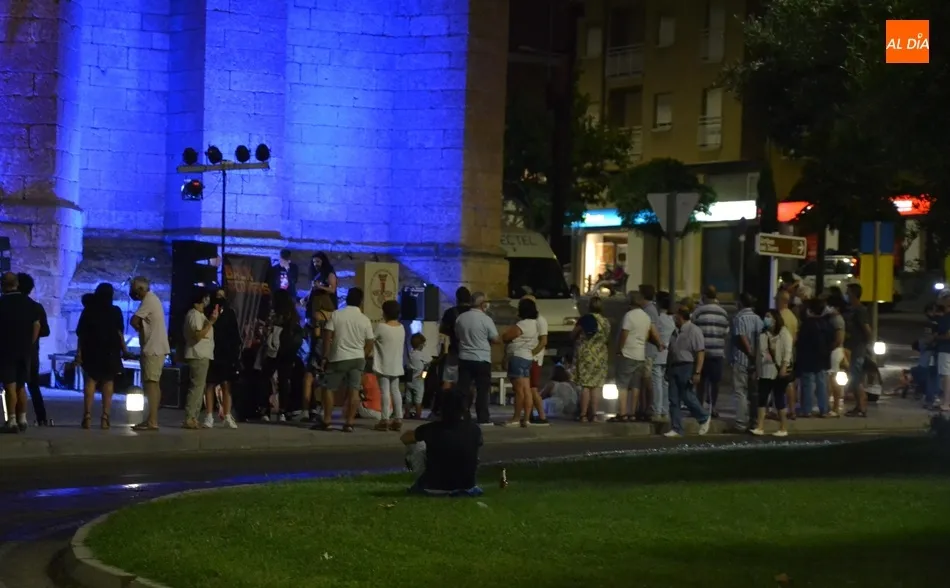 Foto 4 - Gran ambiente en la cita con Back to the Covers a los pies del Convento de San Francisco  