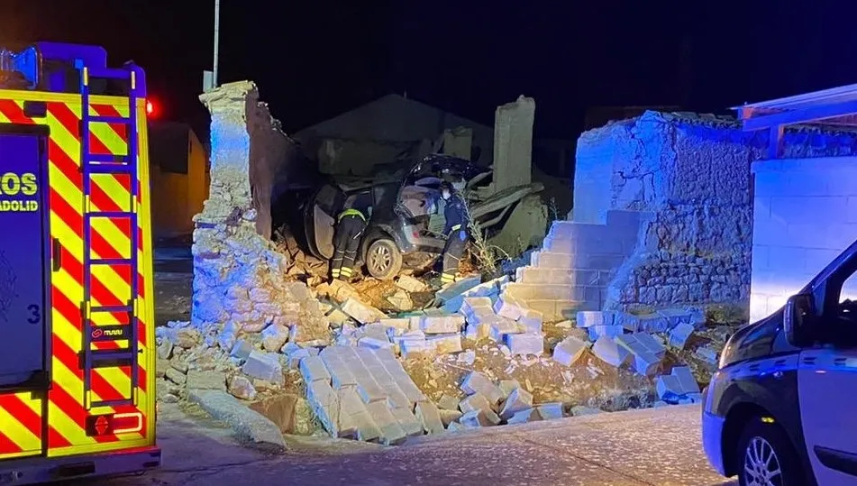 Efectos de la colisión del turismo contra la pared de una nave en el municipio vallisoleta de Gallegos de Honija (Valladolid). Foto Bomberos Diputación Valladolid