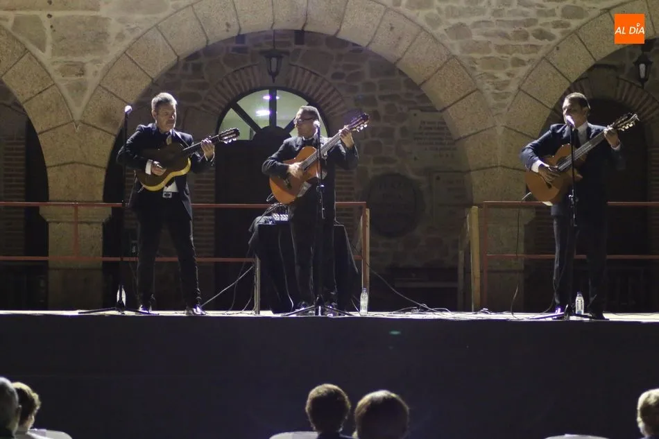 Foto 10 - &lsquo;Los Tres de la Noche&rsquo; ponen en pie a la Plaza de Villarino con su tributo a Los Panchos  