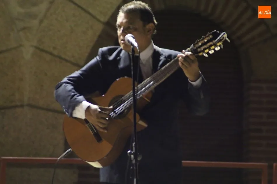 Foto 9 - &lsquo;Los Tres de la Noche&rsquo; ponen en pie a la Plaza de Villarino con su tributo a Los Panchos  
