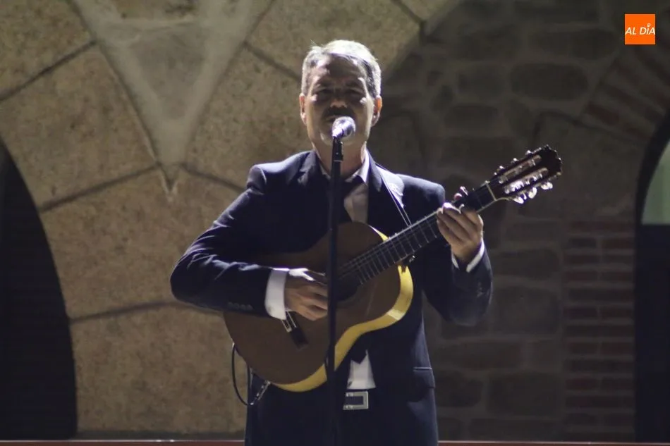 Foto 8 - &lsquo;Los Tres de la Noche&rsquo; ponen en pie a la Plaza de Villarino con su tributo a Los Panchos  