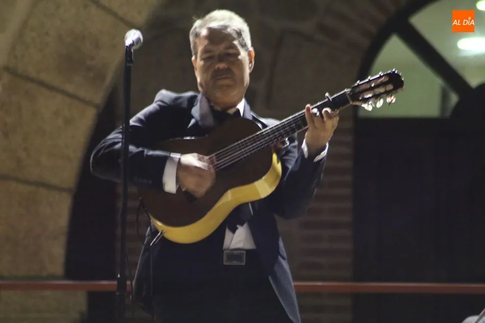 Foto 7 - &lsquo;Los Tres de la Noche&rsquo; ponen en pie a la Plaza de Villarino con su tributo a Los Panchos  