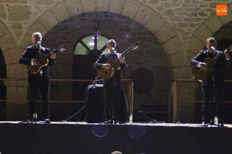 Foto 6 - &lsquo;Los Tres de la Noche&rsquo; ponen en pie a la Plaza de Villarino con su tributo a Los Panchos  
