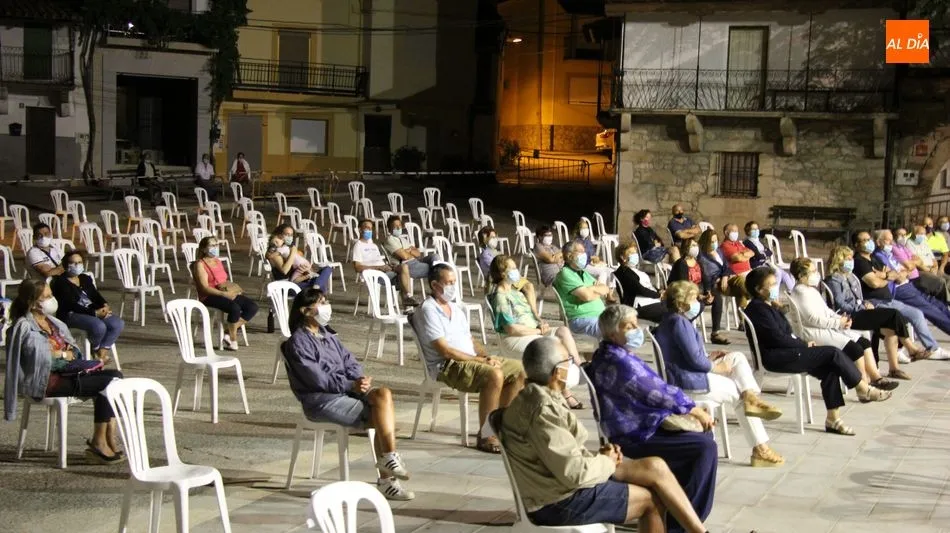 Foto 3 - &lsquo;Los Tres de la Noche&rsquo; ponen en pie a la Plaza de Villarino con su tributo a Los Panchos  