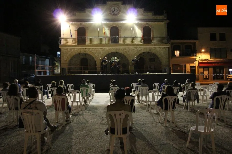 Foto 2 - &lsquo;Los Tres de la Noche&rsquo; ponen en pie a la Plaza de Villarino con su tributo a Los Panchos  