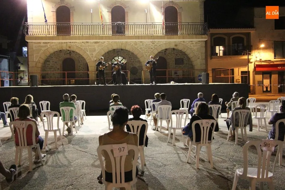 ‘Los Tres de la Noche’ ponen en pie a la Plaza de Villarino con su tributo a Los Panchos  