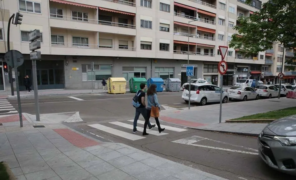 Jóvenes paseando por la calle