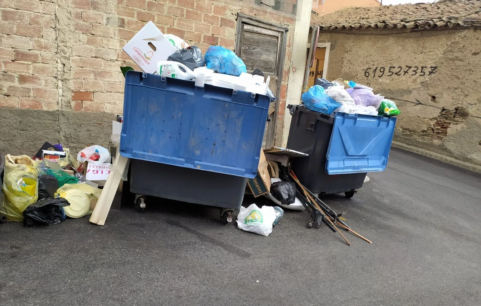 Contenedores llenos de basura en una calle de Alba de Tormes