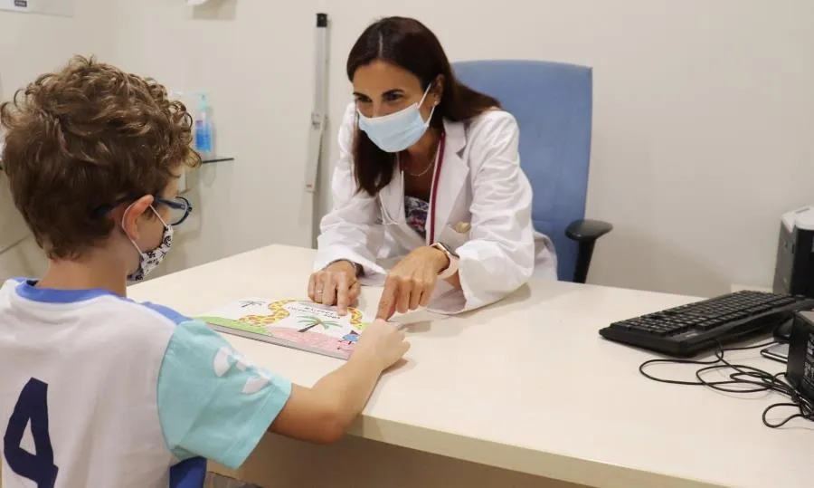 El uso de móviles y redes sociales puede provocar que los hijos muestren menos interés por la lectura. Foto VITHAS