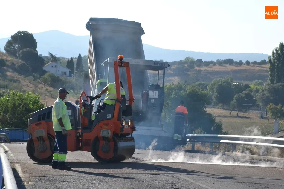 Foto 3 - La Diputaci&oacute;n de Salamanca reasfalta la carretera de Sanjuanejo  