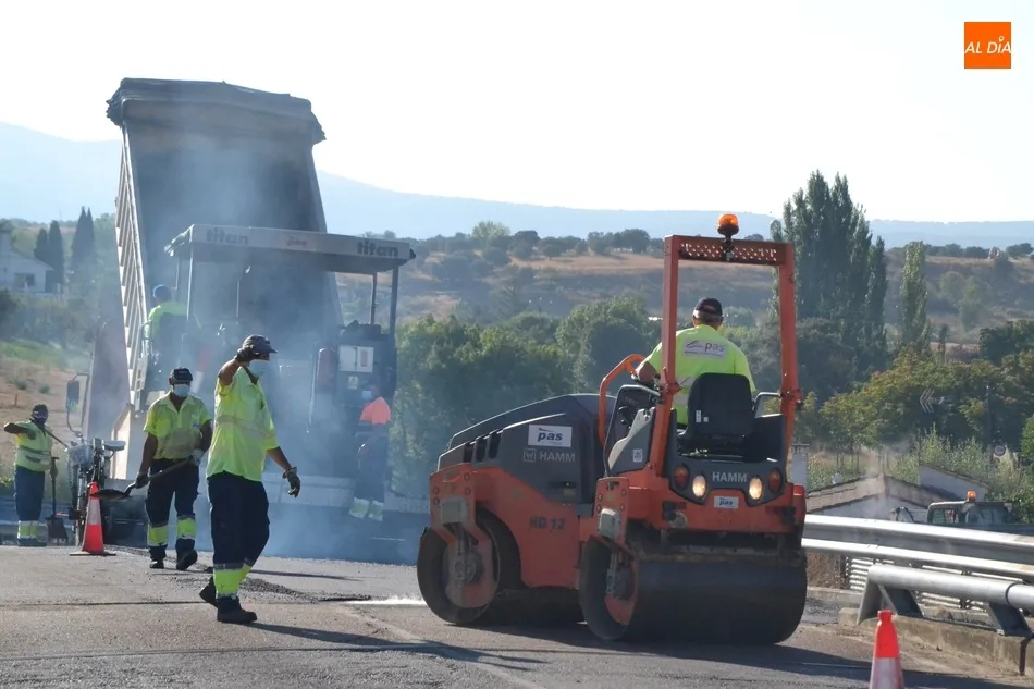 Foto 2 - La Diputaci&oacute;n de Salamanca reasfalta la carretera de Sanjuanejo  
