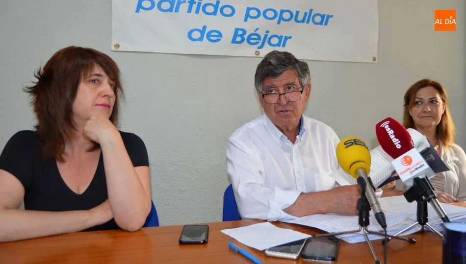 De i. a d. Olga García, Alejo Riñones y Purificación Pozo, representantes municipales del PP de Béjar