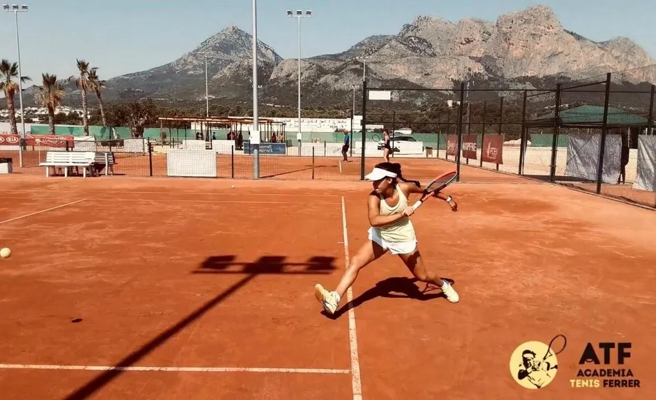 Foto 2 - Carla Cuadrado perfecciona su juego en la Academia de Tenis Ferrer  