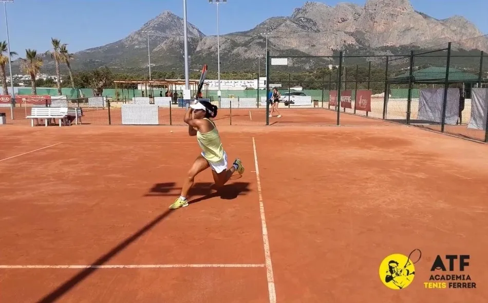 Foto 3 - Carla Cuadrado perfecciona su juego en la Academia de Tenis Ferrer  