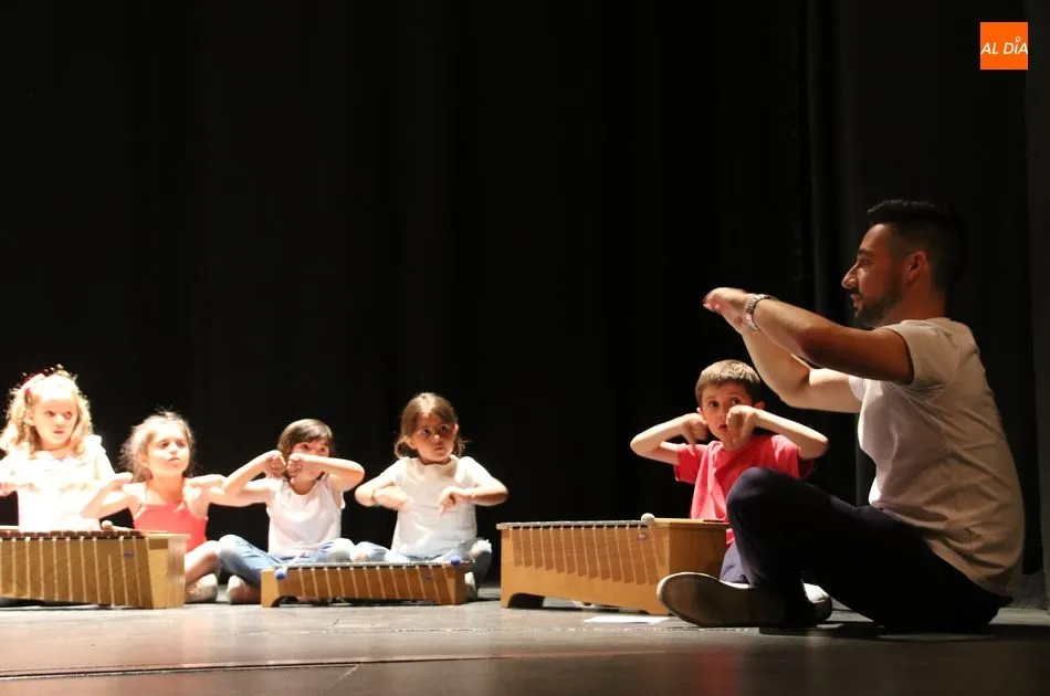 Audición de la Escuela Municipal de Música de Alba en el teatro
