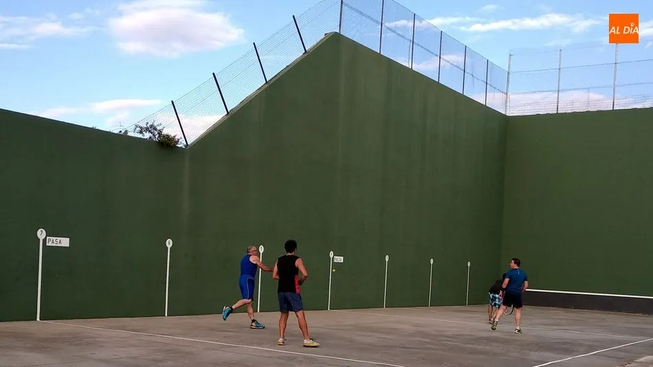 Foto 10 - Lumbrales celebra un muy disputado II Campeonato de Frontenis por parejas
