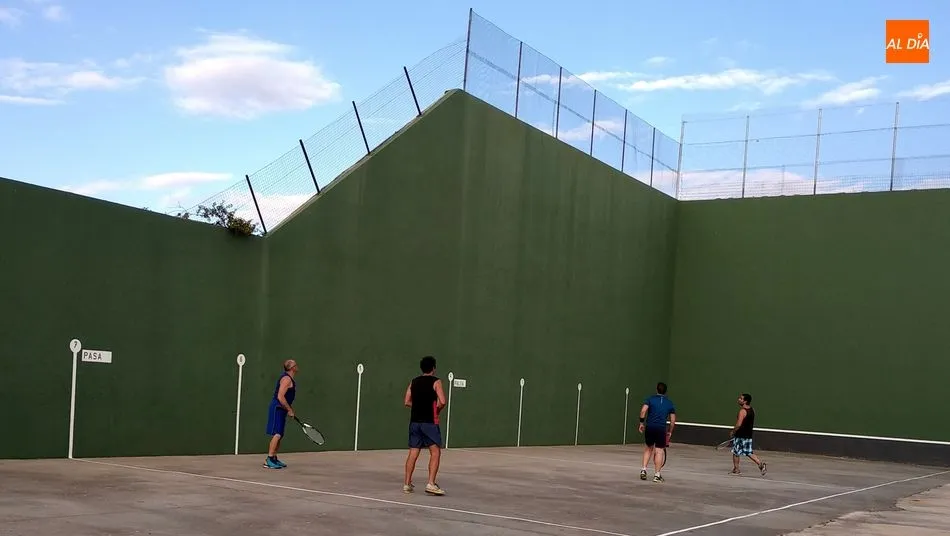 Foto 11 - Lumbrales celebra un muy disputado II Campeonato de Frontenis por parejas