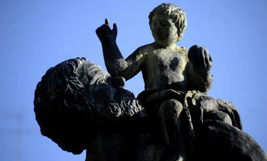 Detalle de la estatua de San Cristóbal, ubicada en la plaza del mismo nombre. Foto de José Amador Martín