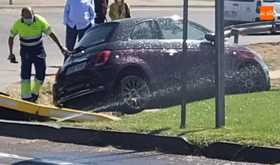 Foto 10 - Susto frente al Centro Comercial Tormes por el accidente de un coche en una rotonda