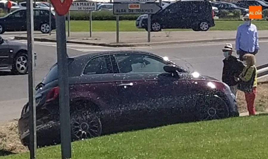 Foto 9 - Susto frente al Centro Comercial Tormes por el accidente de un coche en una rotonda