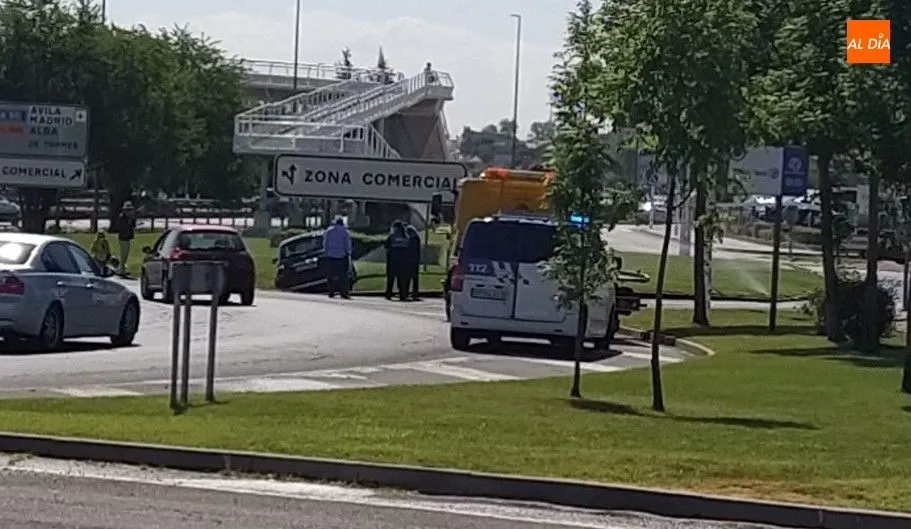 Foto 8 - Susto frente al Centro Comercial Tormes por el accidente de un coche en una rotonda
