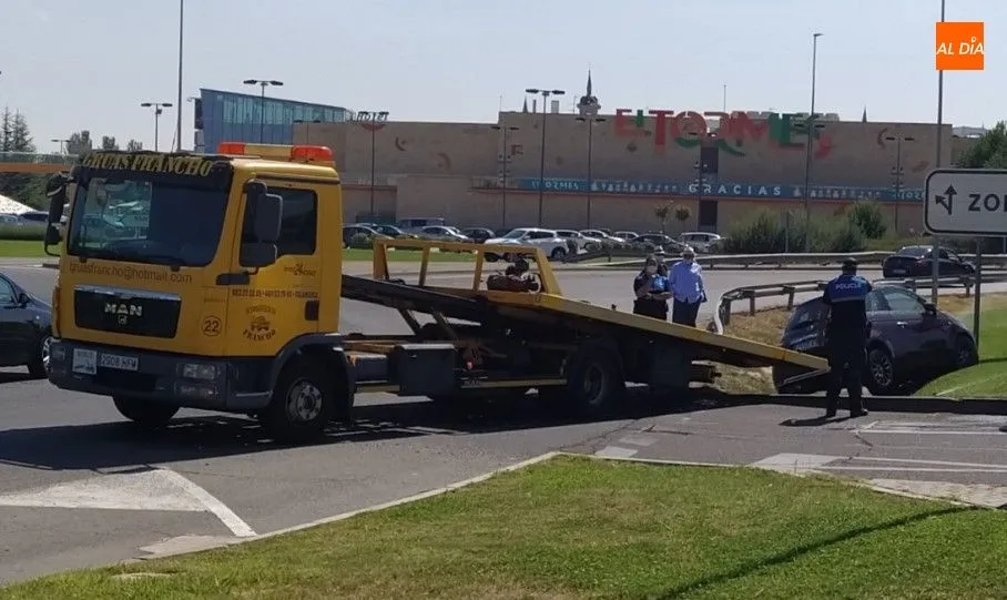 Foto 7 - Susto frente al Centro Comercial Tormes por el accidente de un coche en una rotonda