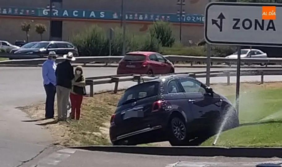 Foto 6 - Susto frente al Centro Comercial Tormes por el accidente de un coche en una rotonda