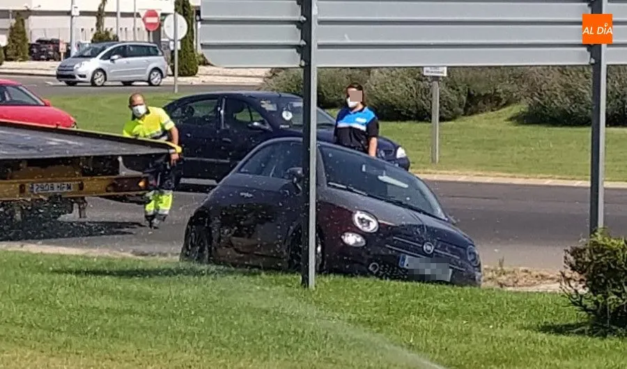 Foto 5 - Susto frente al Centro Comercial Tormes por el accidente de un coche en una rotonda