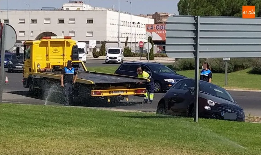 Foto 4 - Susto frente al Centro Comercial Tormes por el accidente de un coche en una rotonda