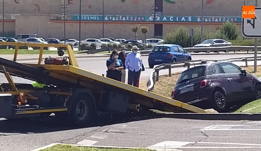 Foto 3 - Susto frente al Centro Comercial Tormes por el accidente de un coche en una rotonda