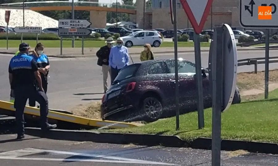 Foto 2 - Susto frente al Centro Comercial Tormes por el accidente de un coche en una rotonda
