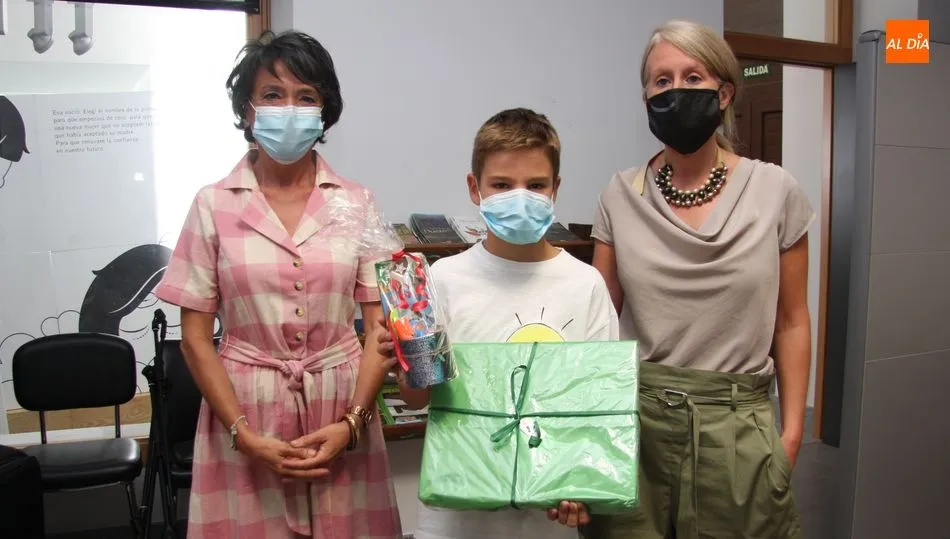 La alcaldesa, Luisa de Paz, con David Rodríguez, único de los premiados que pudo recoger el premio, y la edil María José Vicente