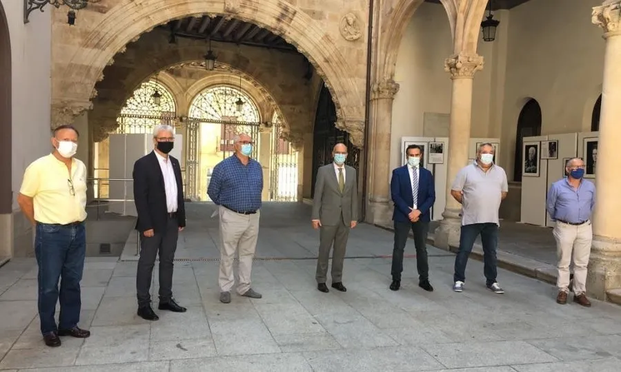 El presidente de la Diputación Javier Iglesias, junto a los presidentes de cada uno de los grupos