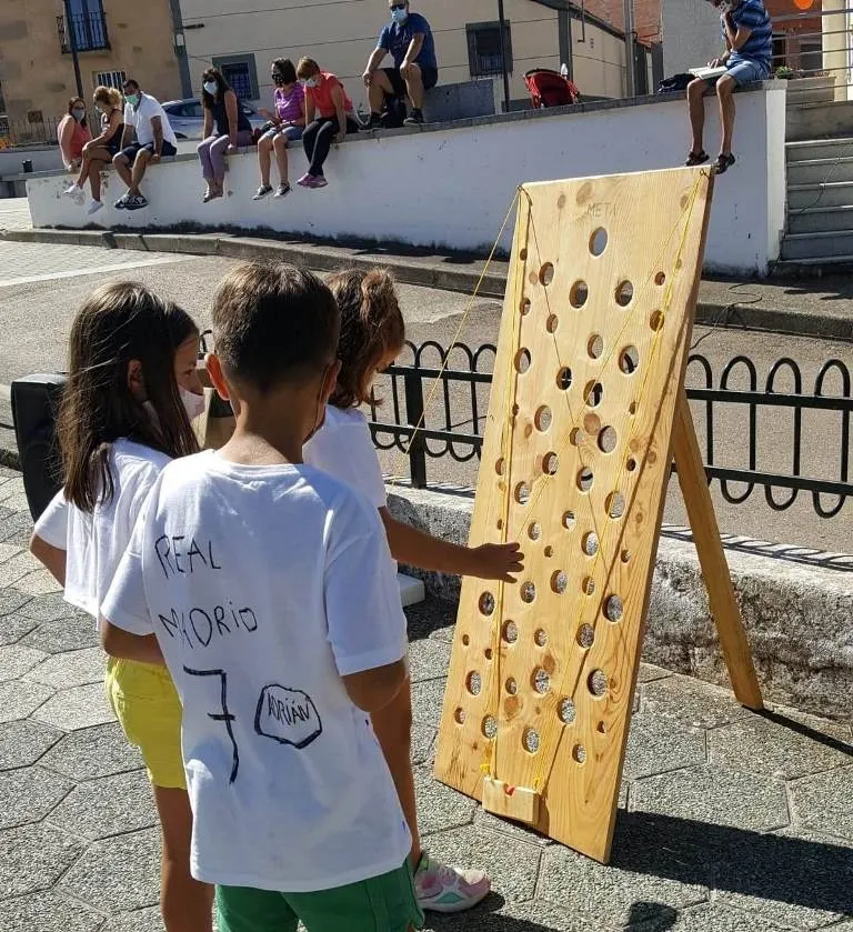 Foto 3 - &lsquo;El Tren de Colores&rsquo; de Saelices el Chico llega a su destino con la actuaci&oacute;n de Cristian...