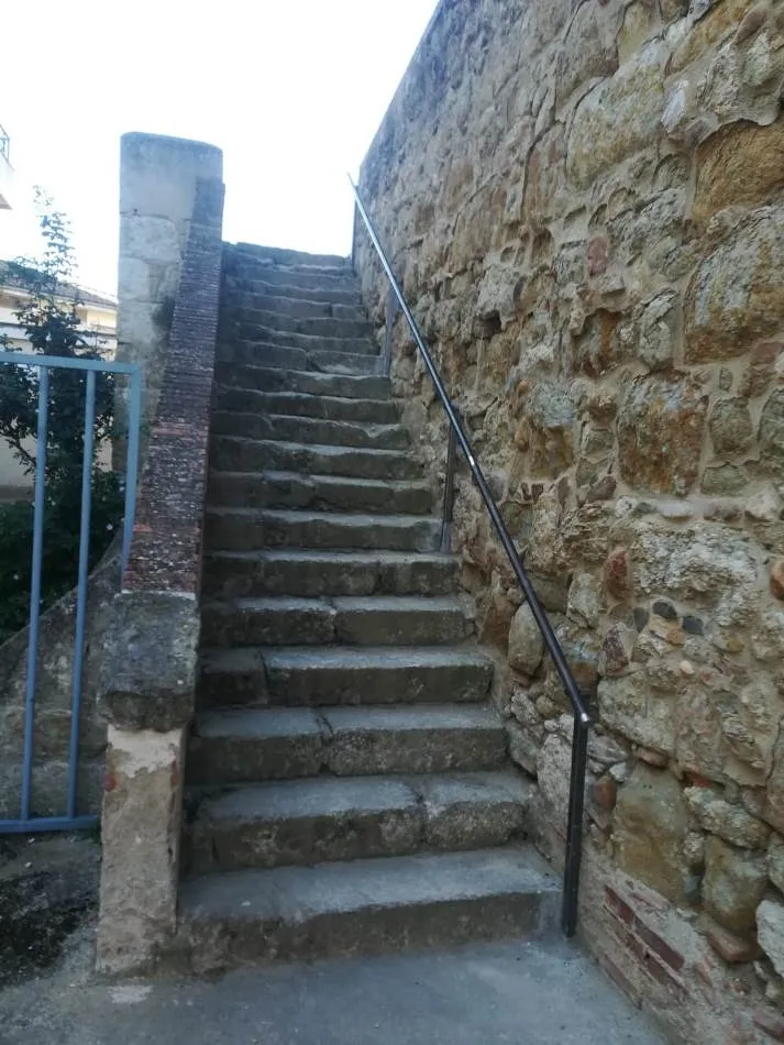 Foto 4 - Colocado un pasamanos en las escaleras que conectan la muralla con la Puerta de San Vicente  