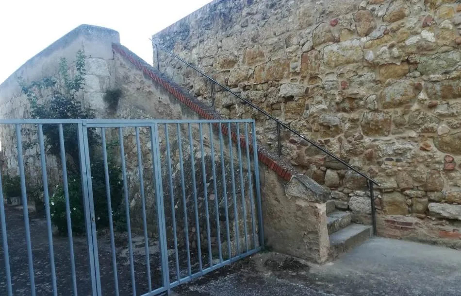 Foto 3 - Colocado un pasamanos en las escaleras que conectan la muralla con la Puerta de San Vicente  