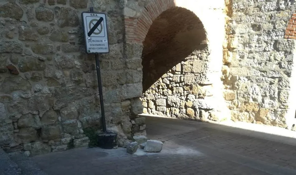 Foto 5 - Colocado un pasamanos en las escaleras que conectan la muralla con la Puerta de San Vicente  